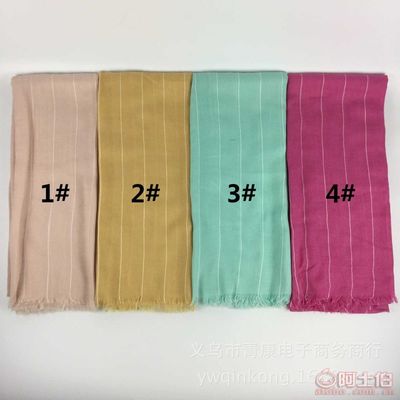 時尚與舒適并存 新款白線條紋圍巾的百搭魅力